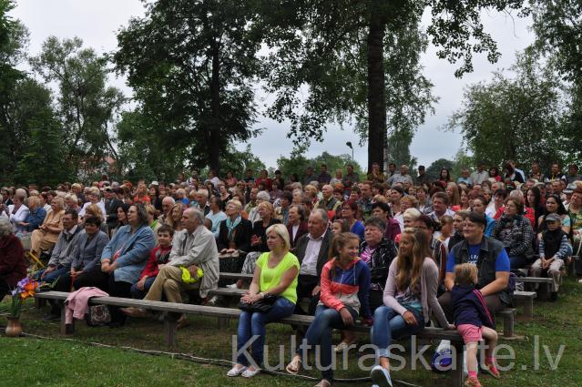Skatītāji, klausītāji Čigānzēnu koncertā 25,07.2013.Rugāju parkā